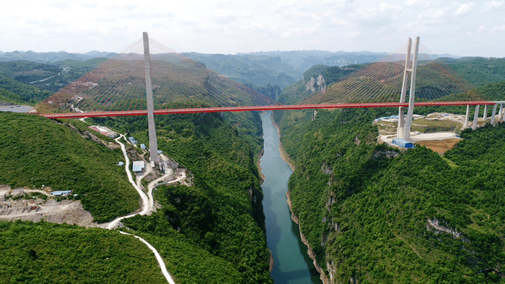 Ponte da Autoestrada Liuguanghe Xiqian, 375 metros, China